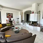 Villa D'exception Avec Piscine Et Jardin *
